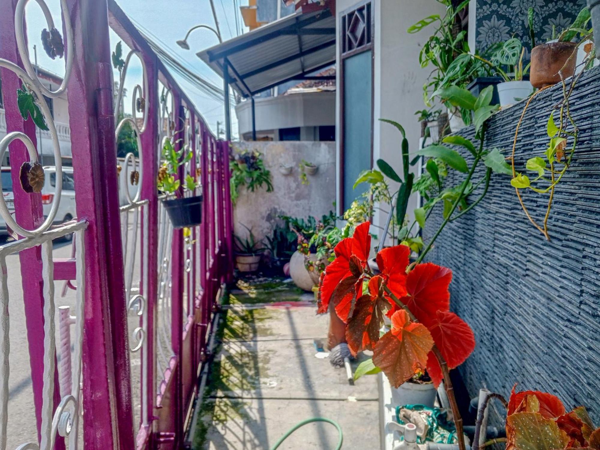 Trihakso Guest House Near Kaliurang Redpartner Слеман Экстерьер фото